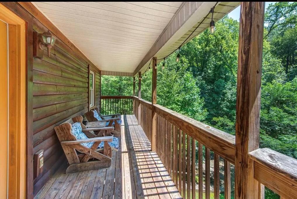 Smokey Mountain Retreat, Hot Tub, Game Room, Sleeps 8! 蓋特林堡 外观 照片