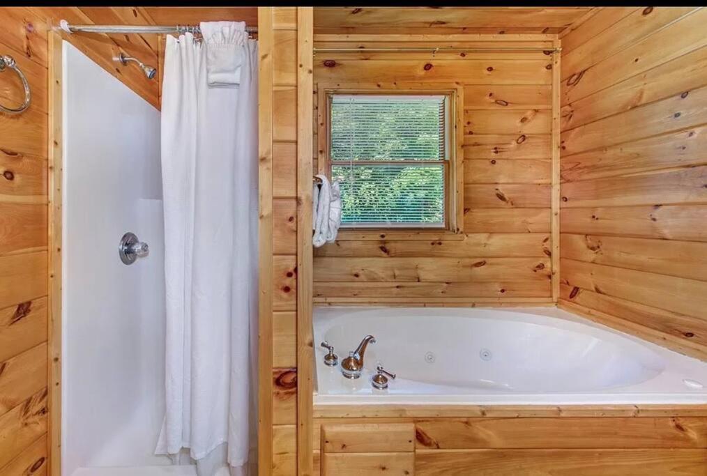 Smokey Mountain Retreat, Hot Tub, Game Room, Sleeps 8! 蓋特林堡 外观 照片
