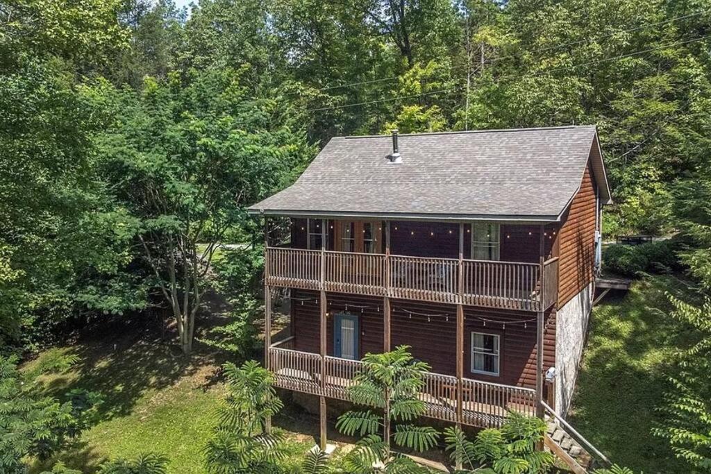 Smokey Mountain Retreat, Hot Tub, Game Room, Sleeps 8! 蓋特林堡 外观 照片