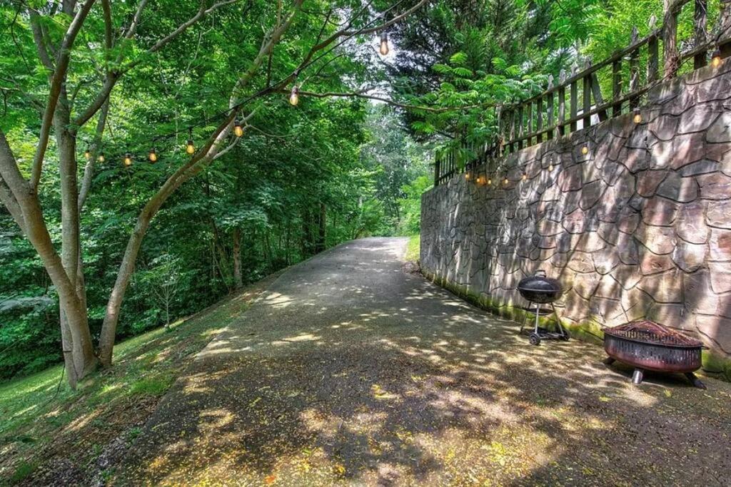 Smokey Mountain Retreat, Hot Tub, Game Room, Sleeps 8! 蓋特林堡 外观 照片