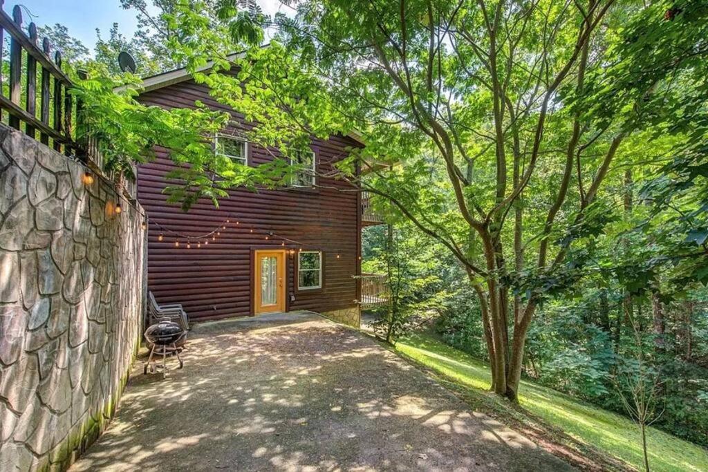 Smokey Mountain Retreat, Hot Tub, Game Room, Sleeps 8! 蓋特林堡 外观 照片