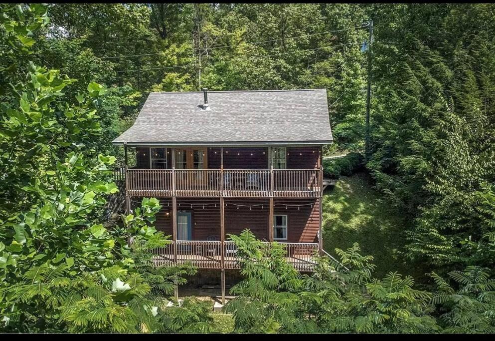 Smokey Mountain Retreat, Hot Tub, Game Room, Sleeps 8! 蓋特林堡 外观 照片