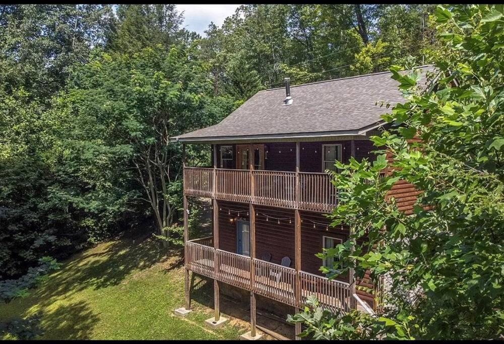 Smokey Mountain Retreat, Hot Tub, Game Room, Sleeps 8! 蓋特林堡 外观 照片