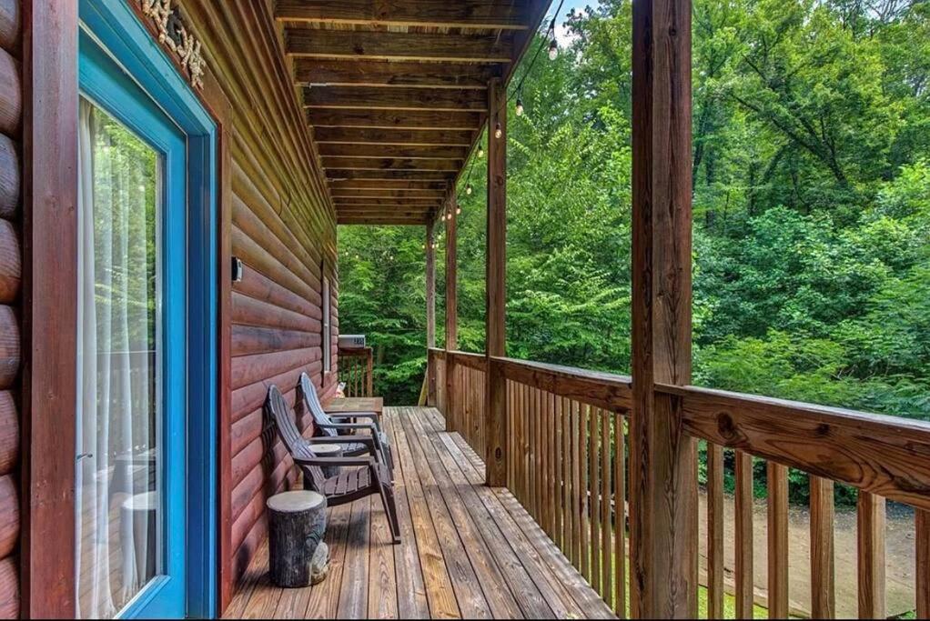 Smokey Mountain Retreat, Hot Tub, Game Room, Sleeps 8! 蓋特林堡 外观 照片