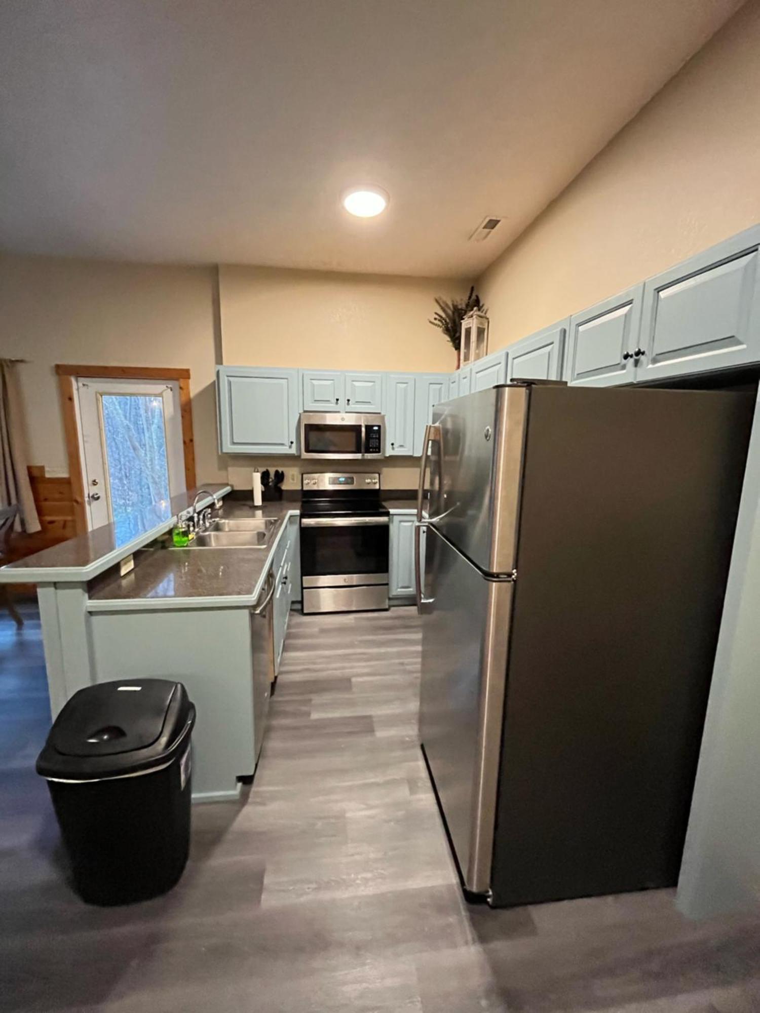 Smokey Mountain Retreat, Hot Tub, Game Room, Sleeps 8! 蓋特林堡 外观 照片