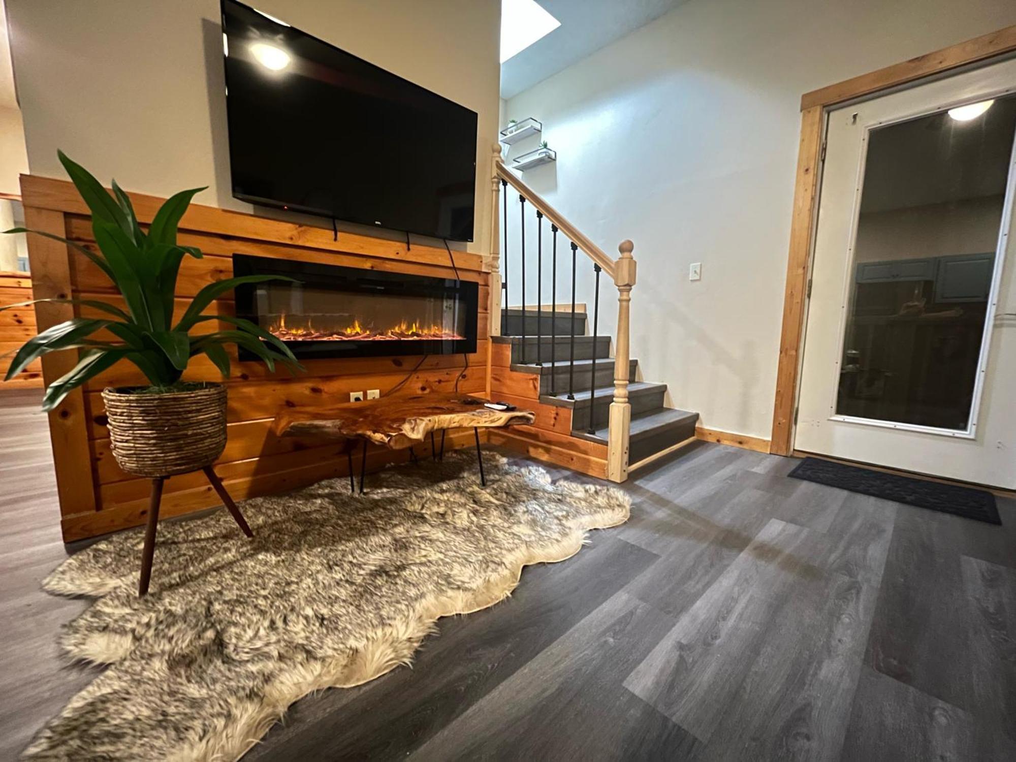 Smokey Mountain Retreat, Hot Tub, Game Room, Sleeps 8! 蓋特林堡 外观 照片