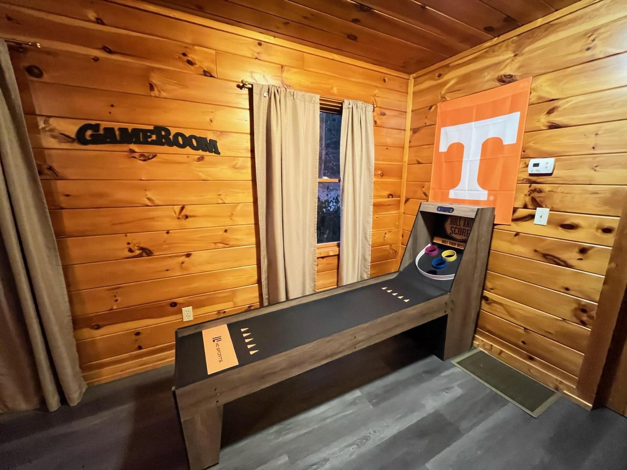 Smokey Mountain Retreat, Hot Tub, Game Room, Sleeps 8! 蓋特林堡 外观 照片