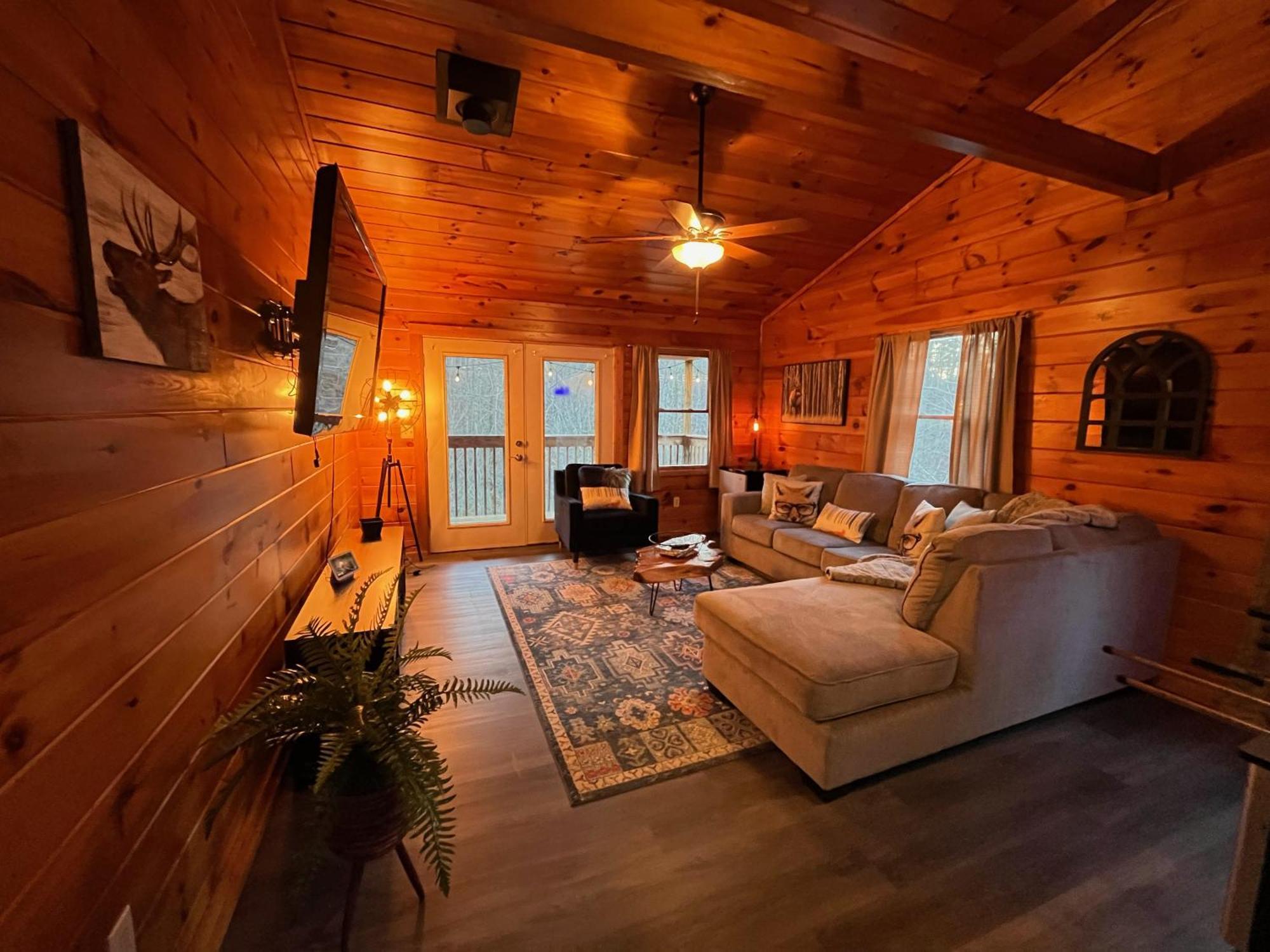 Smokey Mountain Retreat, Hot Tub, Game Room, Sleeps 8! 蓋特林堡 外观 照片