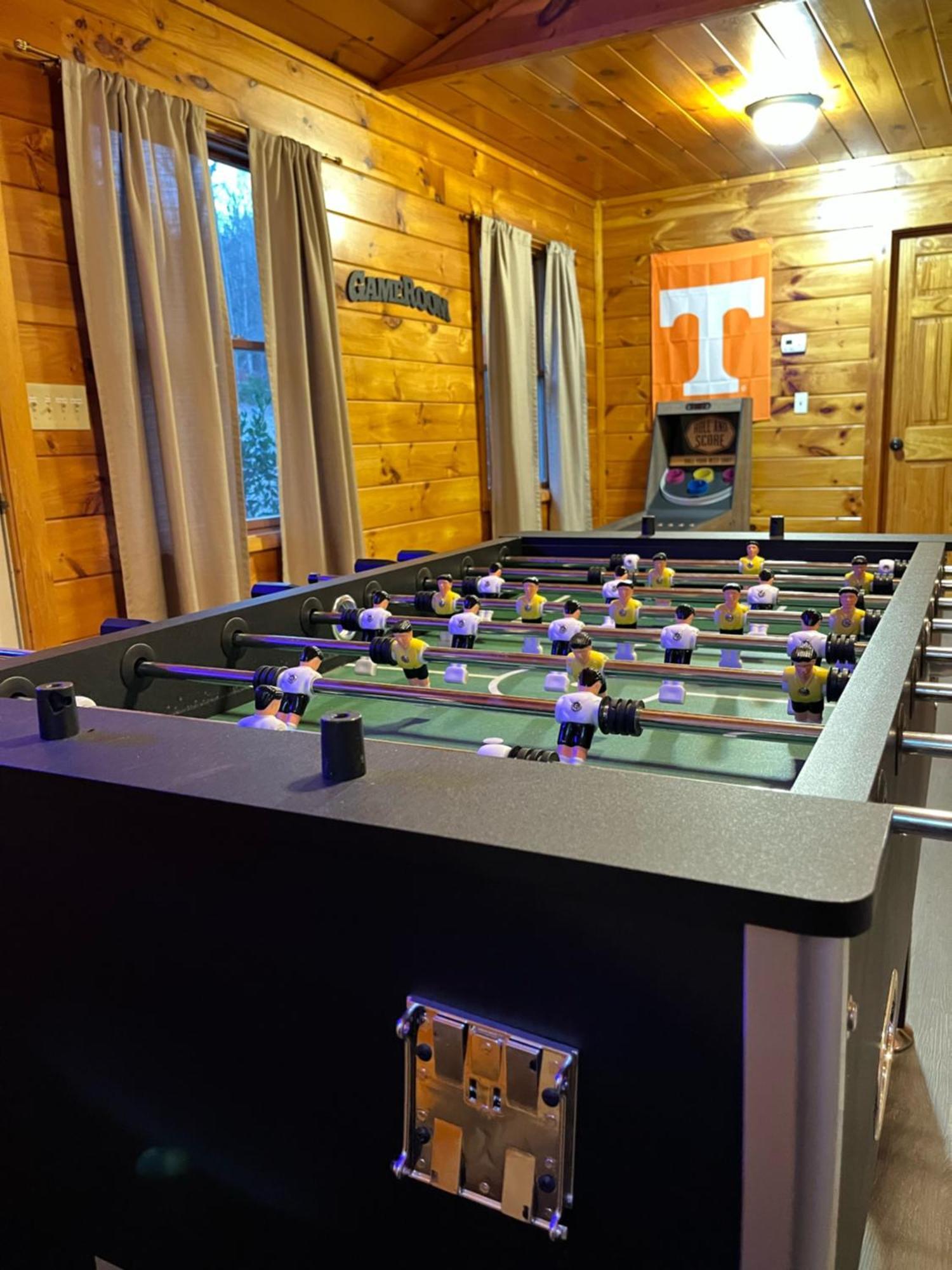 Smokey Mountain Retreat, Hot Tub, Game Room, Sleeps 8! 蓋特林堡 外观 照片