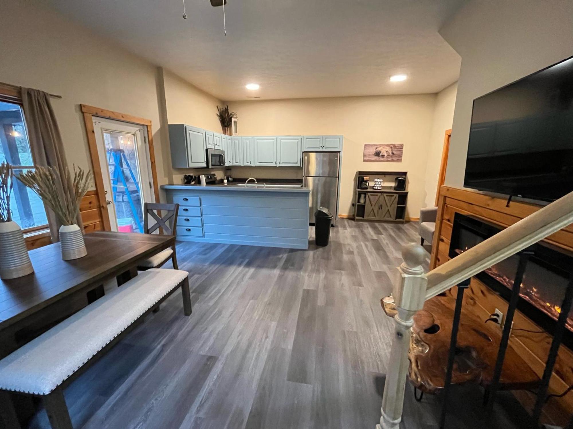 Smokey Mountain Retreat, Hot Tub, Game Room, Sleeps 8! 蓋特林堡 外观 照片