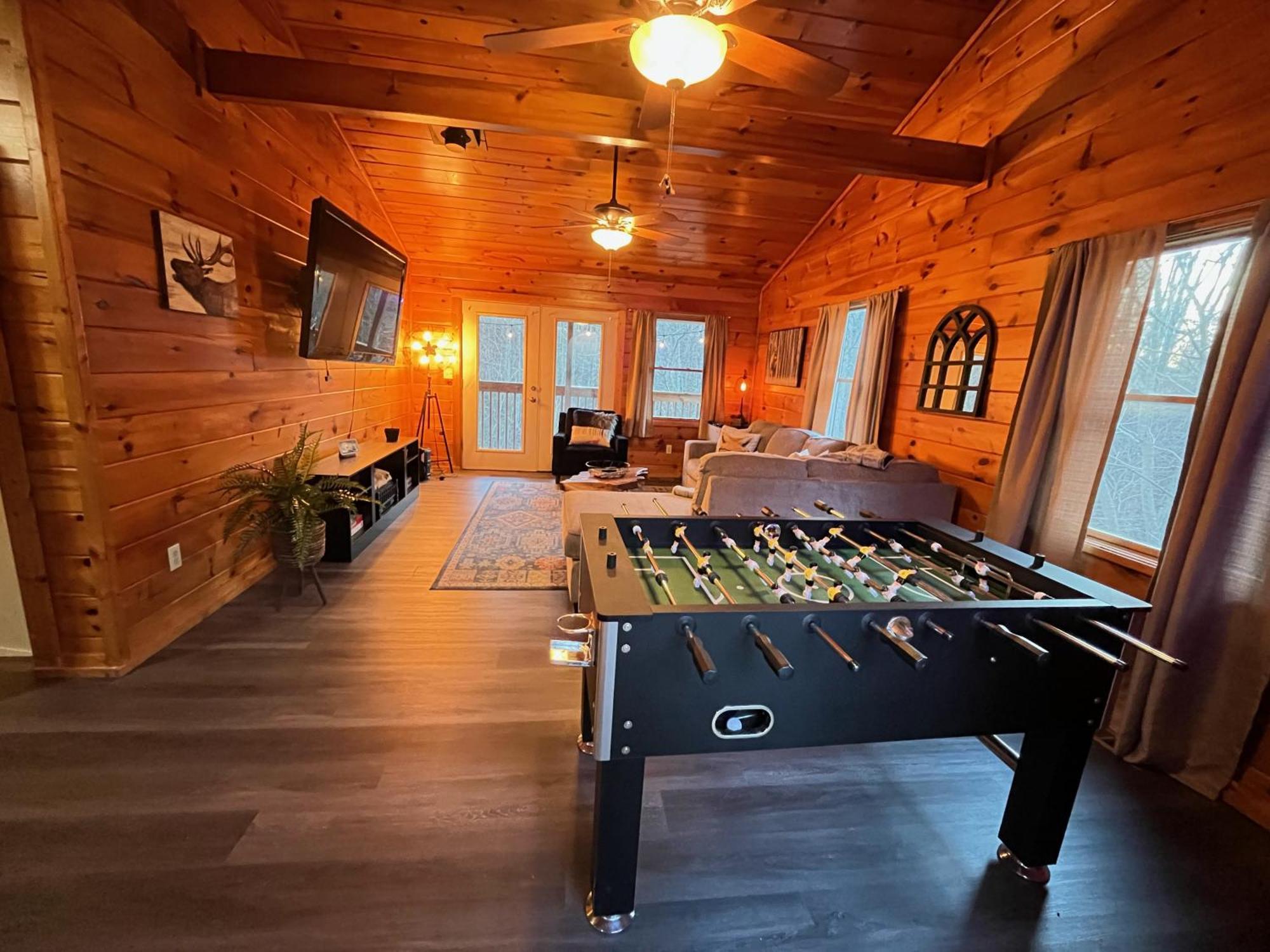 Smokey Mountain Retreat, Hot Tub, Game Room, Sleeps 8! 蓋特林堡 外观 照片