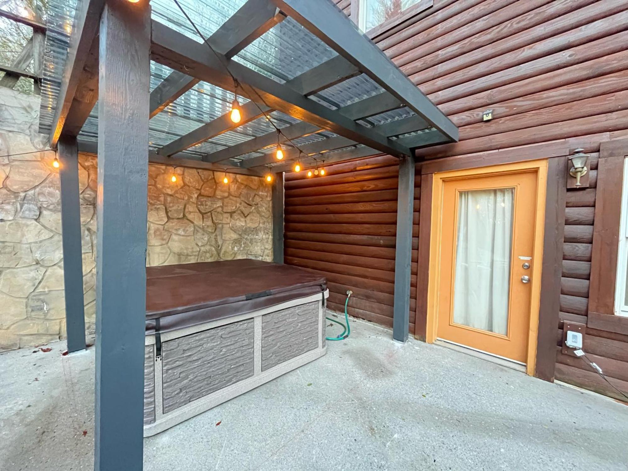 Smokey Mountain Retreat, Hot Tub, Game Room, Sleeps 8! 蓋特林堡 外观 照片