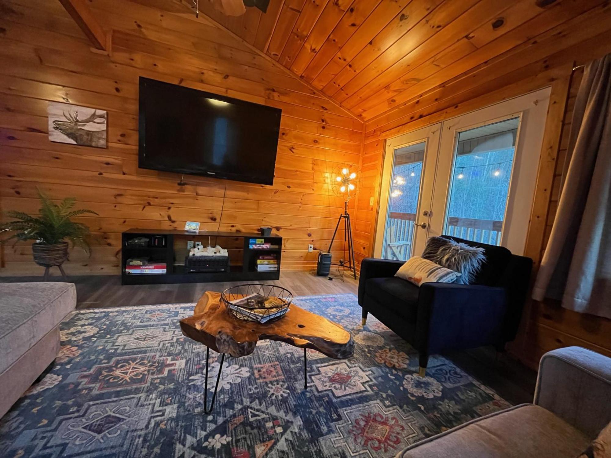 Smokey Mountain Retreat, Hot Tub, Game Room, Sleeps 8! 蓋特林堡 外观 照片