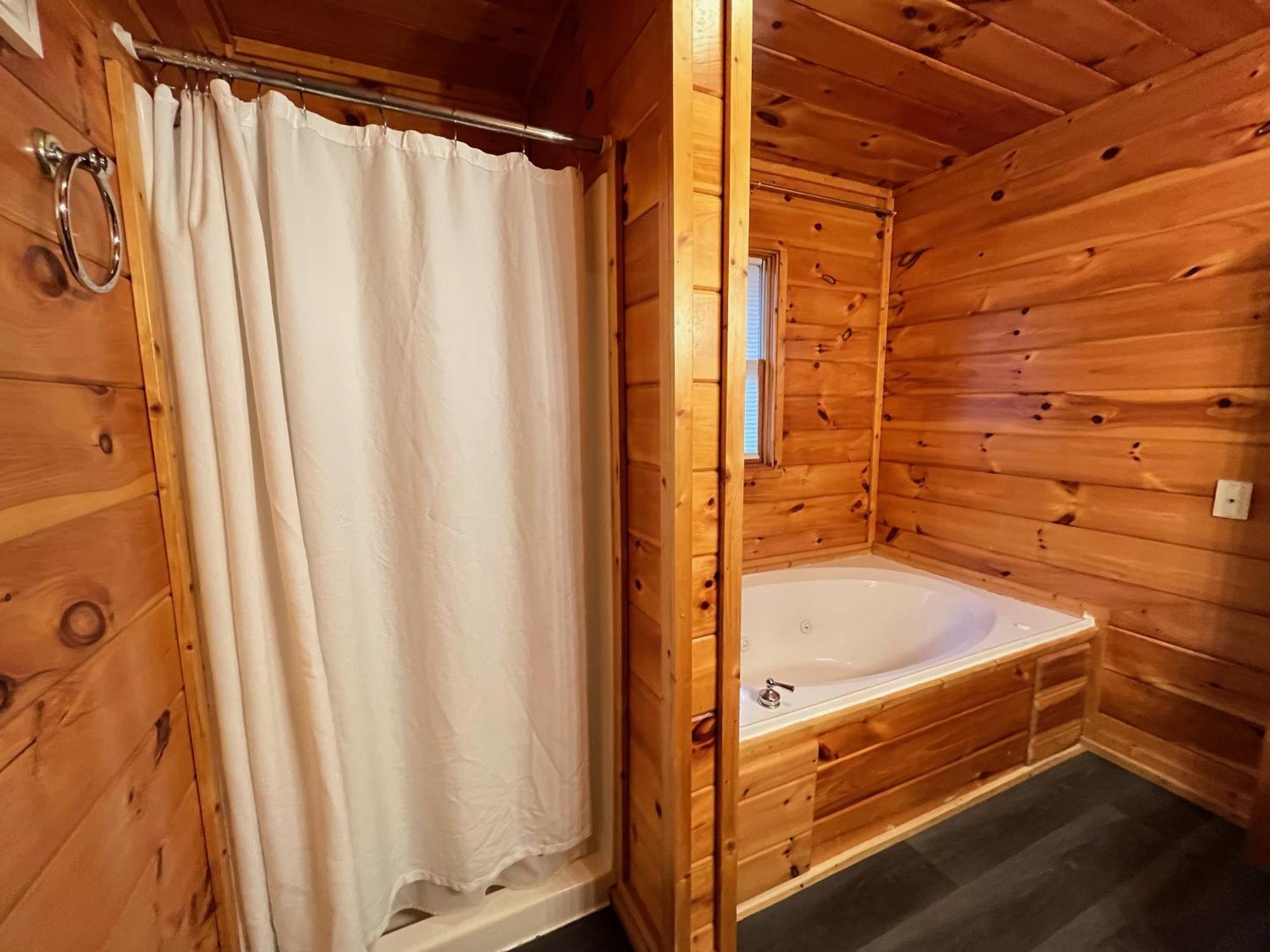Smokey Mountain Retreat, Hot Tub, Game Room, Sleeps 8! 蓋特林堡 外观 照片