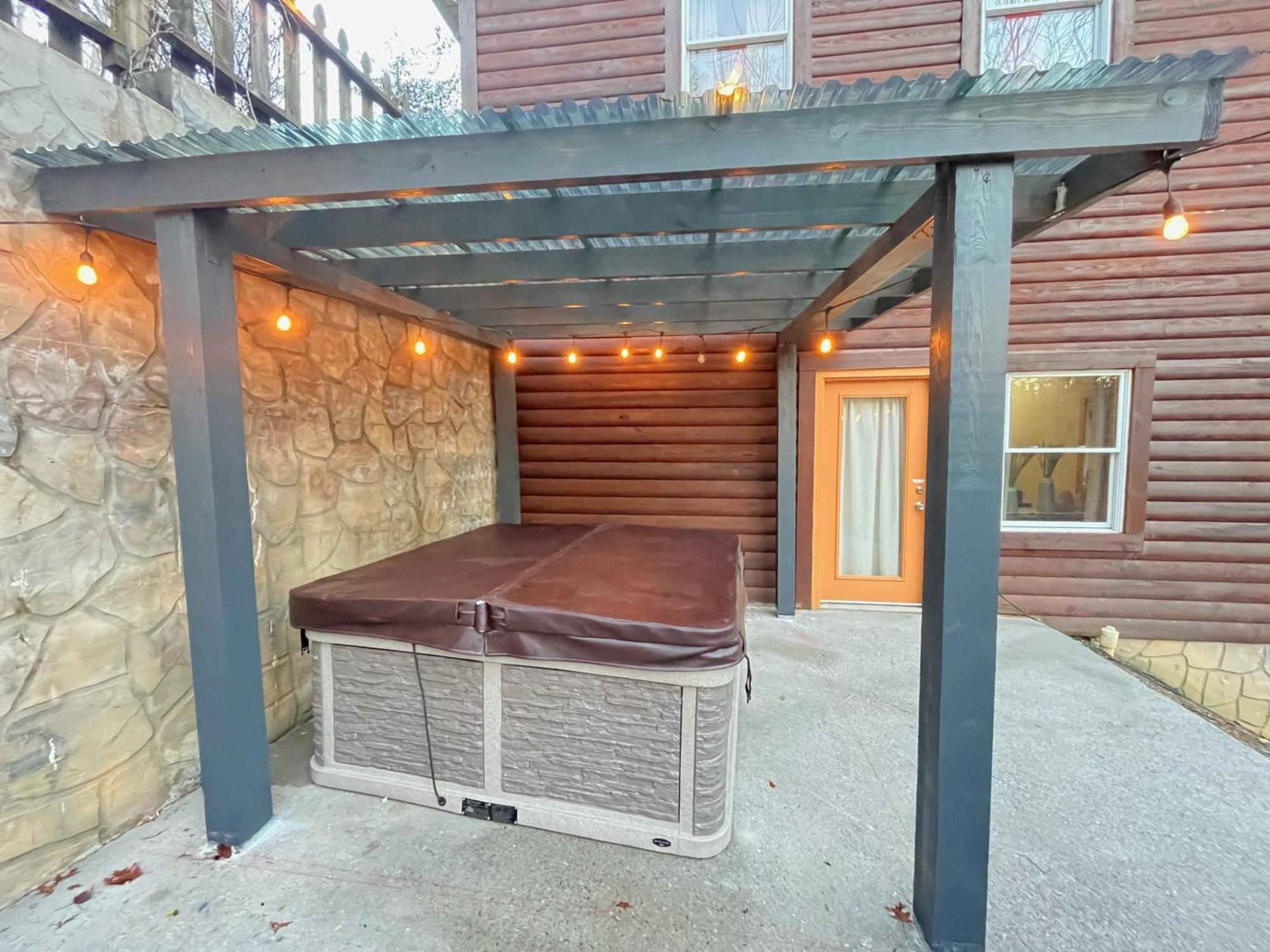 Smokey Mountain Retreat, Hot Tub, Game Room, Sleeps 8! 蓋特林堡 外观 照片
