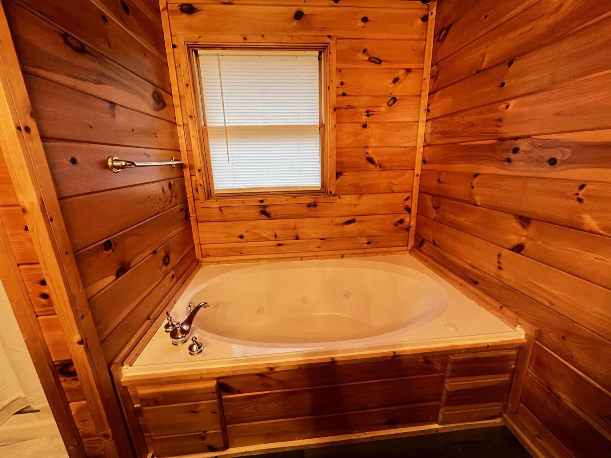 Smokey Mountain Retreat, Hot Tub, Game Room, Sleeps 8! 蓋特林堡 外观 照片