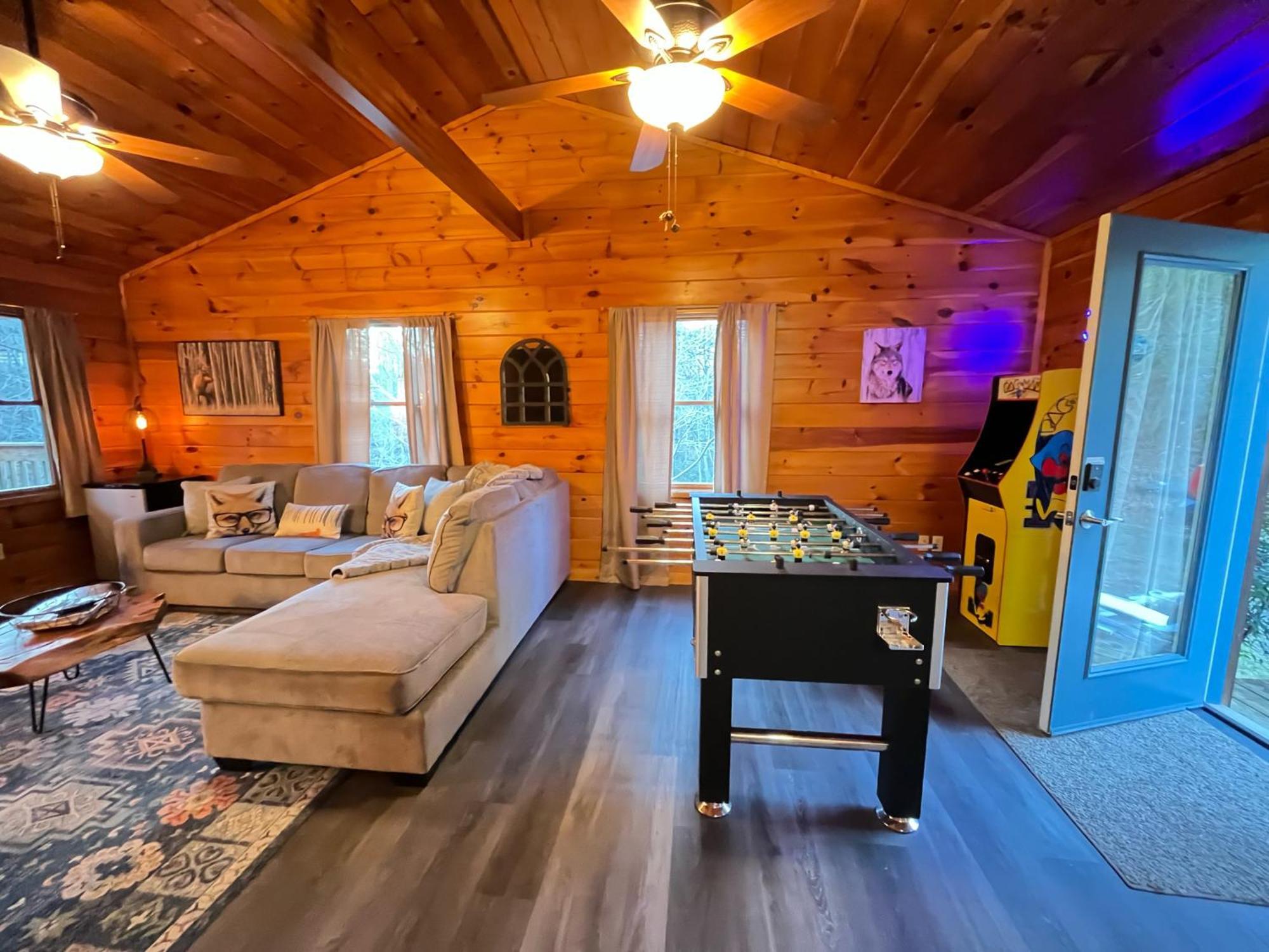 Smokey Mountain Retreat, Hot Tub, Game Room, Sleeps 8! 蓋特林堡 外观 照片
