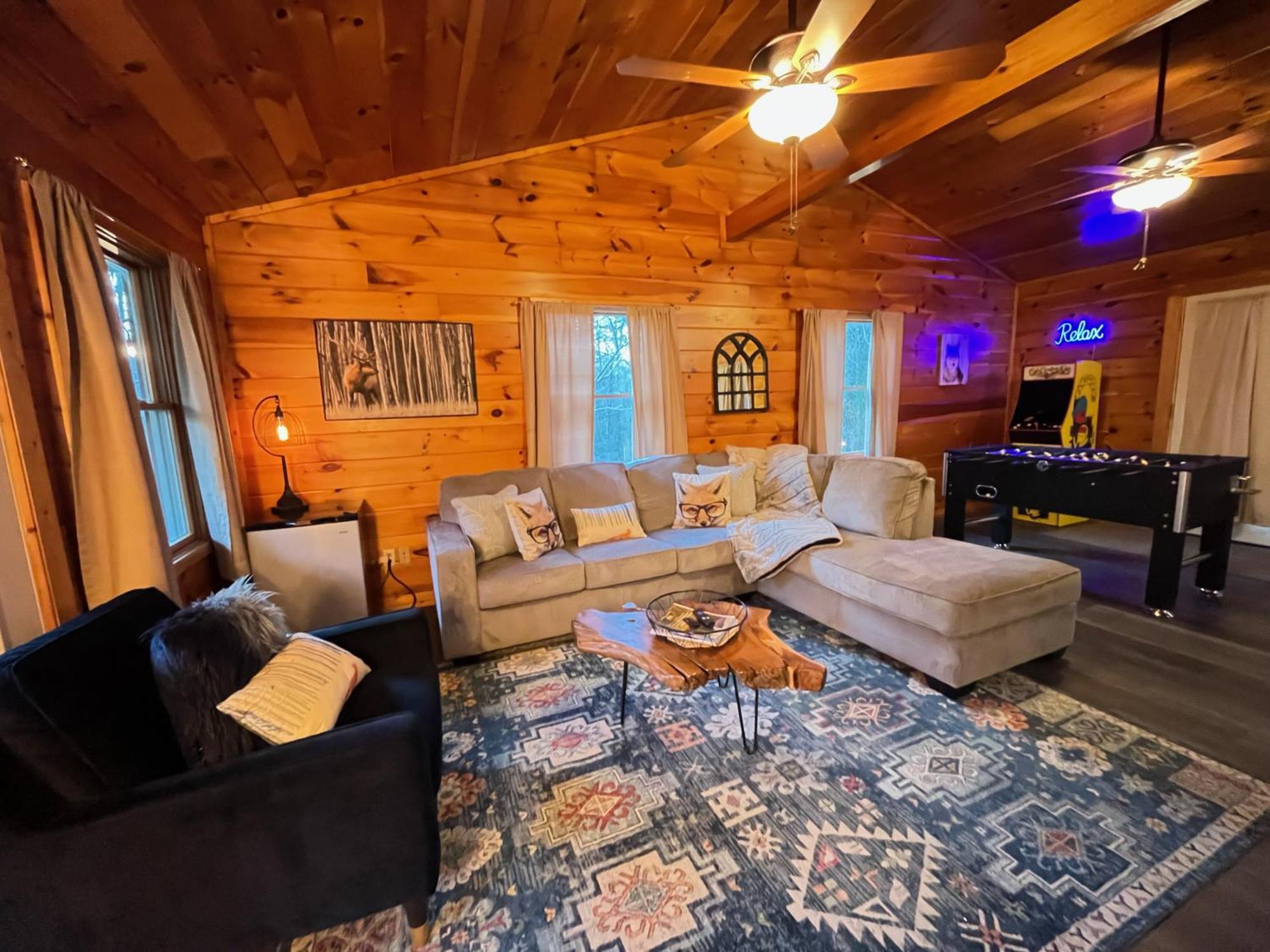 Smokey Mountain Retreat, Hot Tub, Game Room, Sleeps 8! 蓋特林堡 外观 照片
