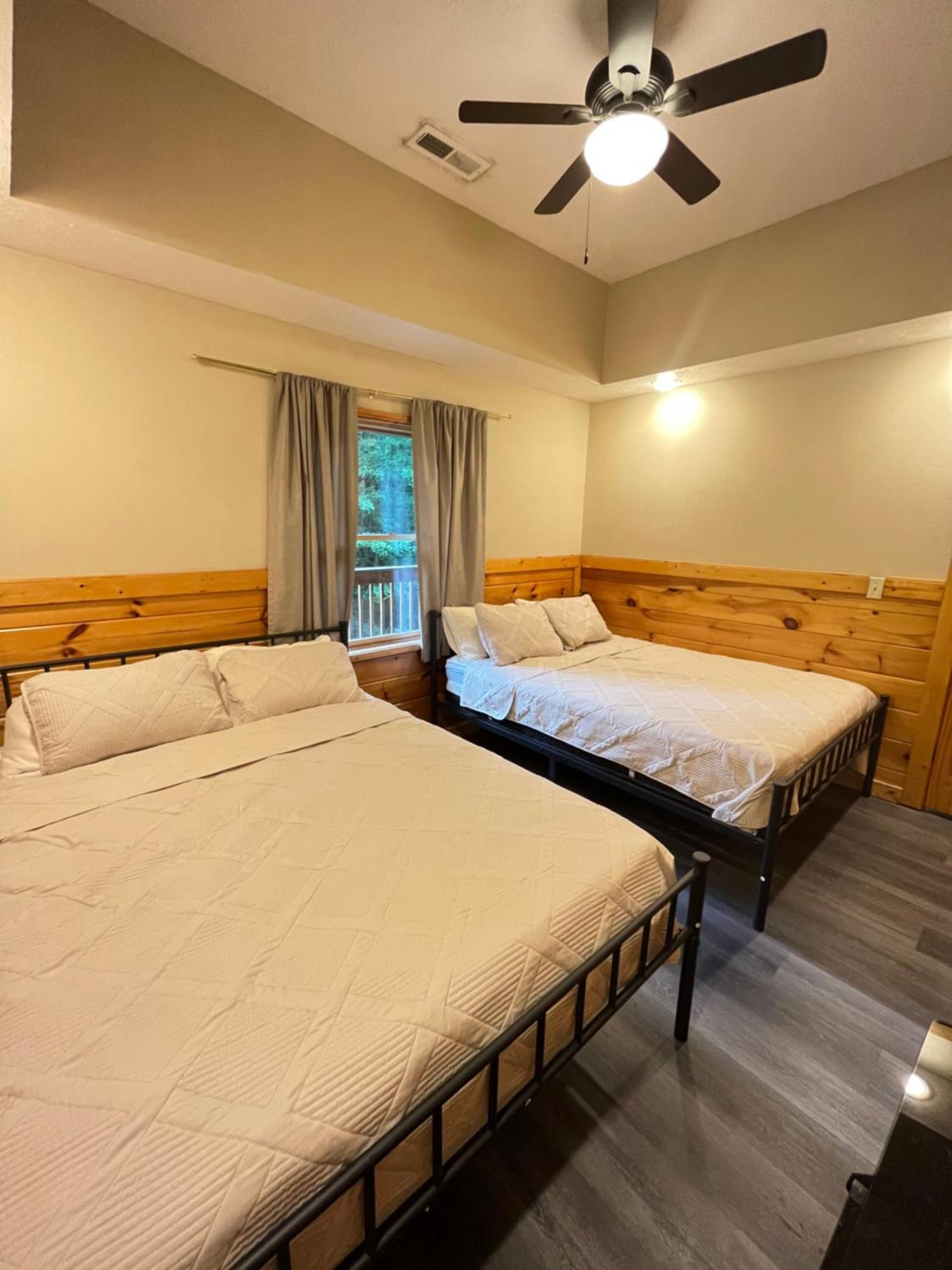 Smokey Mountain Retreat, Hot Tub, Game Room, Sleeps 8! 蓋特林堡 外观 照片