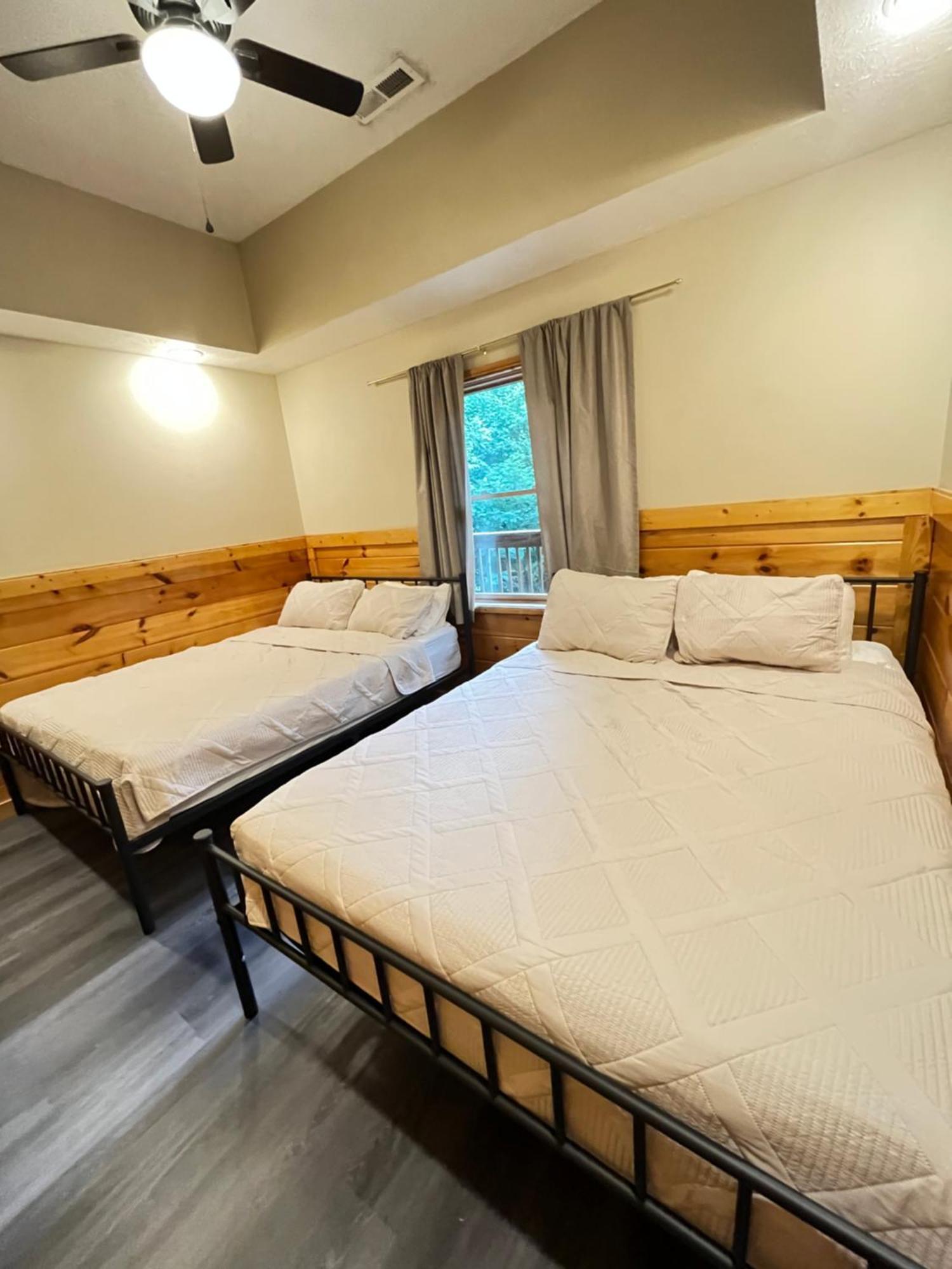 Smokey Mountain Retreat, Hot Tub, Game Room, Sleeps 8! 蓋特林堡 外观 照片